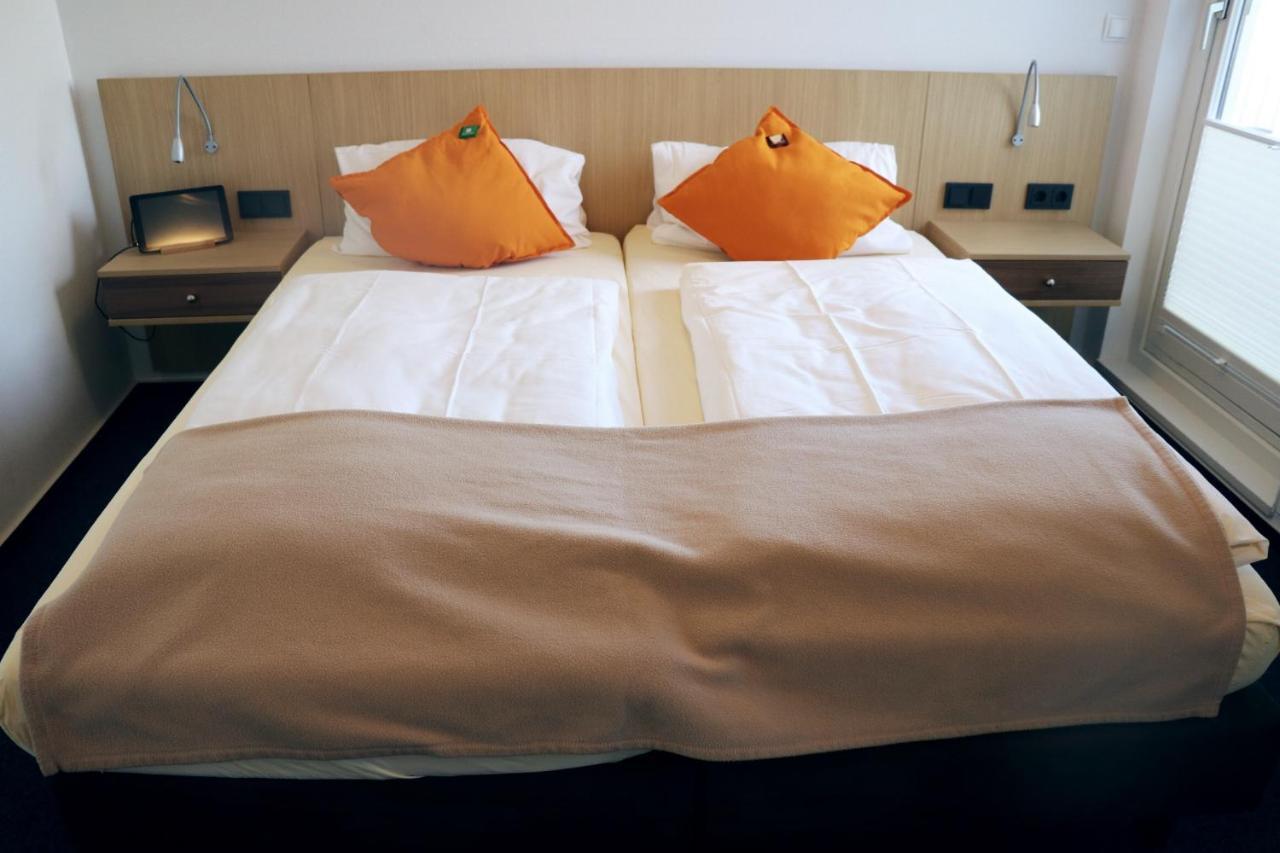 Hellmanns Hotel Bremers Bauerndiele Wiefelstede Екстериор снимка